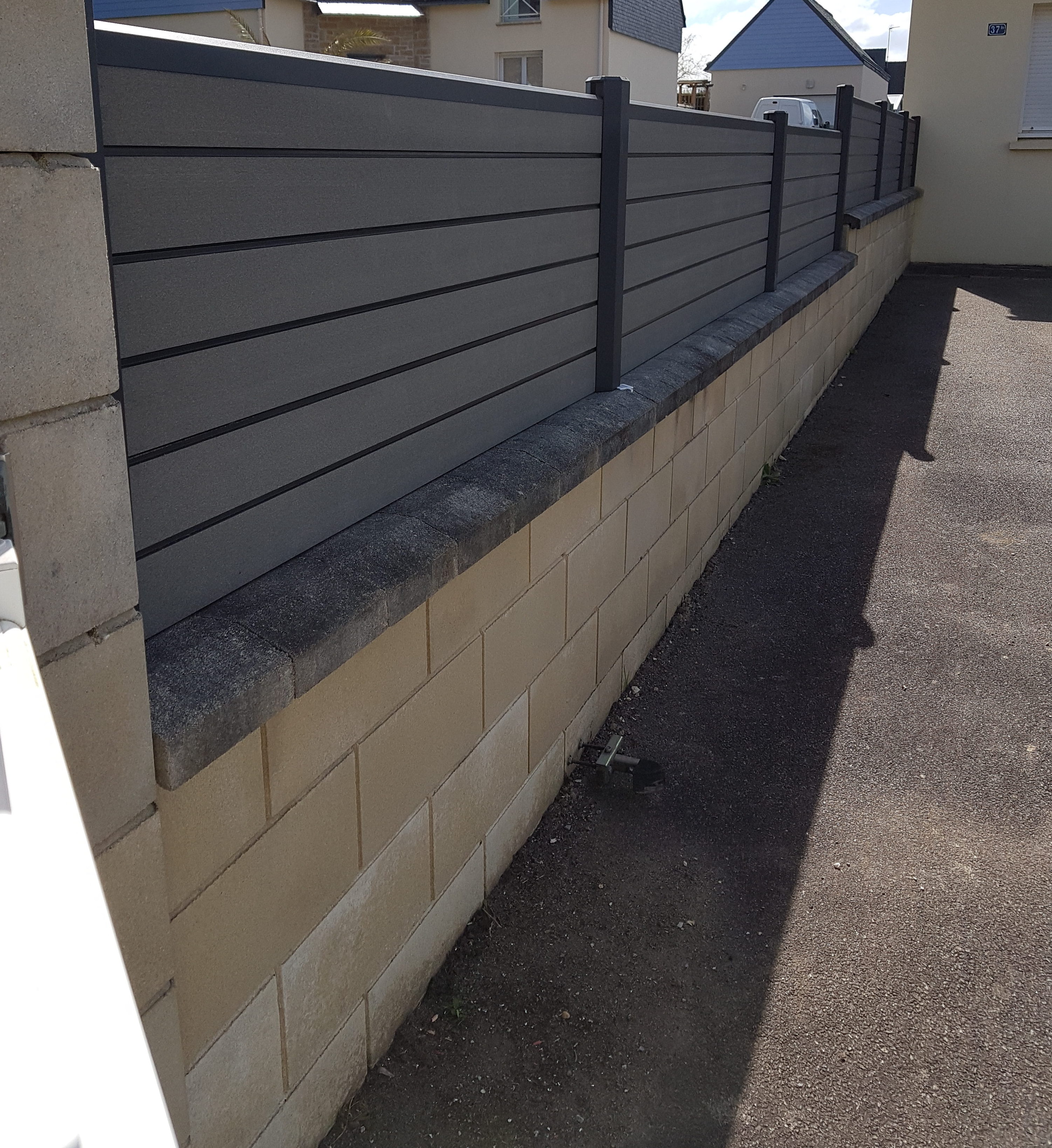 clôture composite anthracite sur muret - Chic Jardin Paysagiste