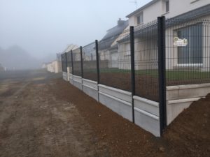 Lire la suite à propos de l’article Clôture en panneaux rigides / Grillage